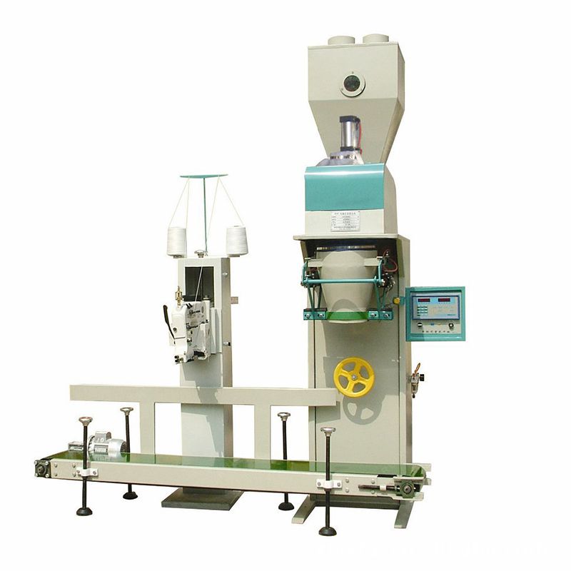 Automatic fish meal weighing packaging machine